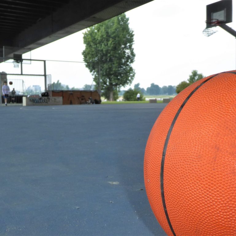 Basketball vor Sportfläche