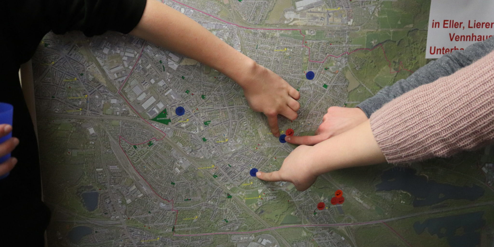 Finger und Punkte markieren Orte auf Karte