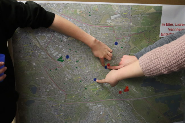 Finger und Punkte markieren Orte auf Karte