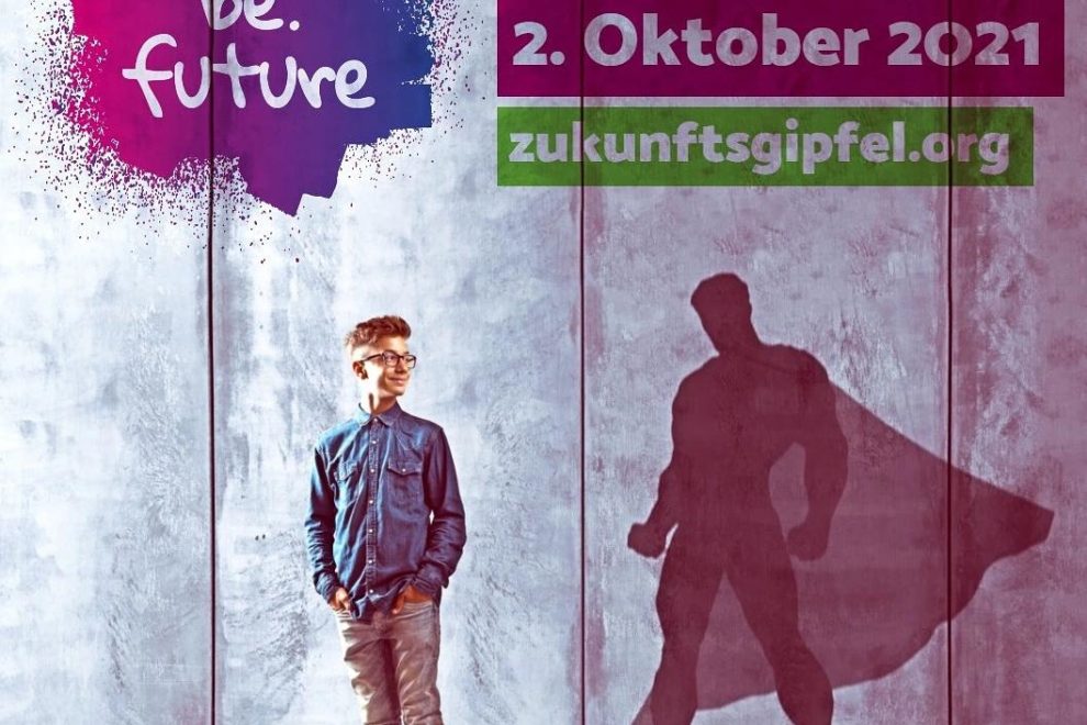 be.future. Dein Zukunftsgipfel 2. Oktober 2021 zukunftsgipfel.org. Junge in Alltagkleidung steht vor Mauer, sein Schatten ist ein Superheld mit Cape.