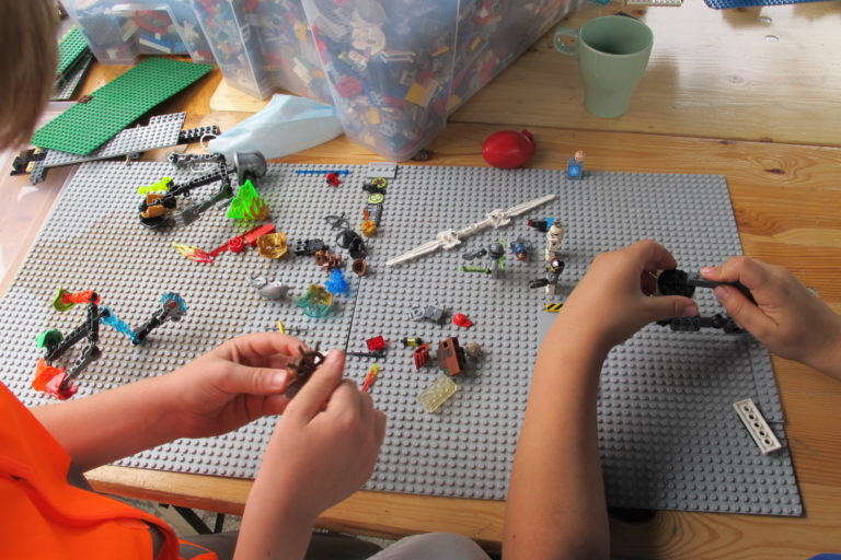 Kinder bauen mit Lego