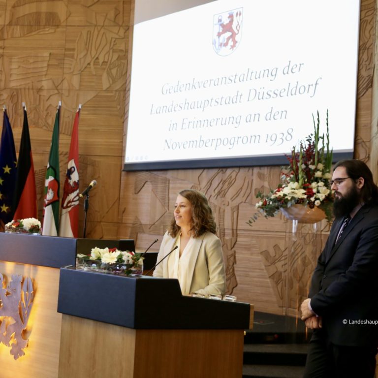 Andreas Kremer und Katharina Schunck bei ihrer Rede im Plenarsaal des Düsseldorfer Rathauses