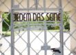 Lagertor des ehemaligen Konzentrationslagers Buchenwald mit der Inschrift: Jedem das Seine