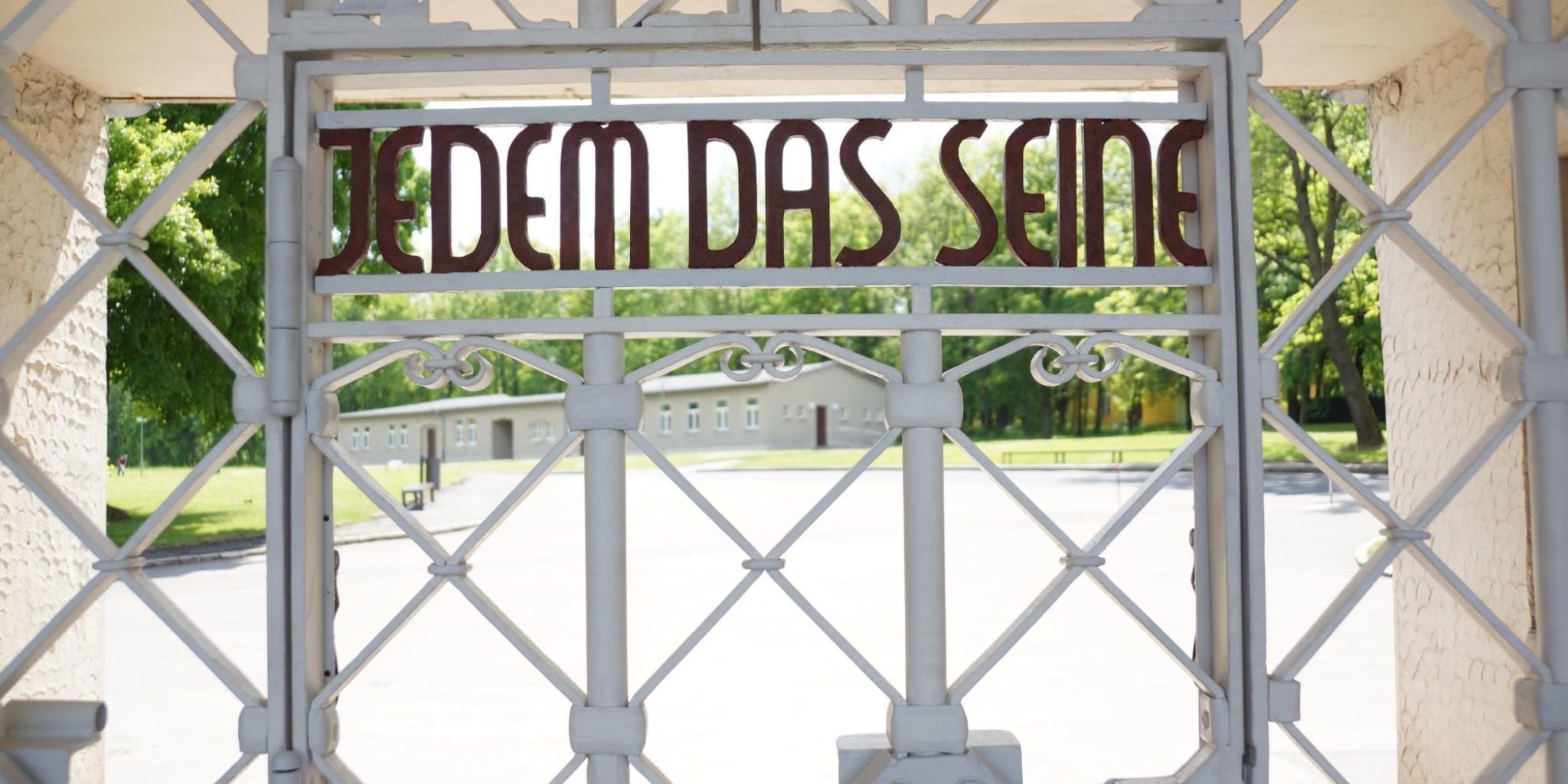 Lagertor des ehemaligen Konzentrationslagers Buchenwald mit der Inschrift: Jedem das Seine