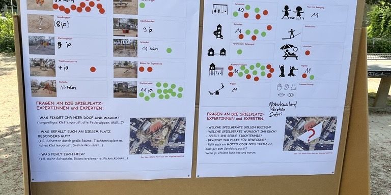 Plakate mit Wünschen und Verbesserungen für den Spielplatz Leo-Statz-Platz in Unterbilk.