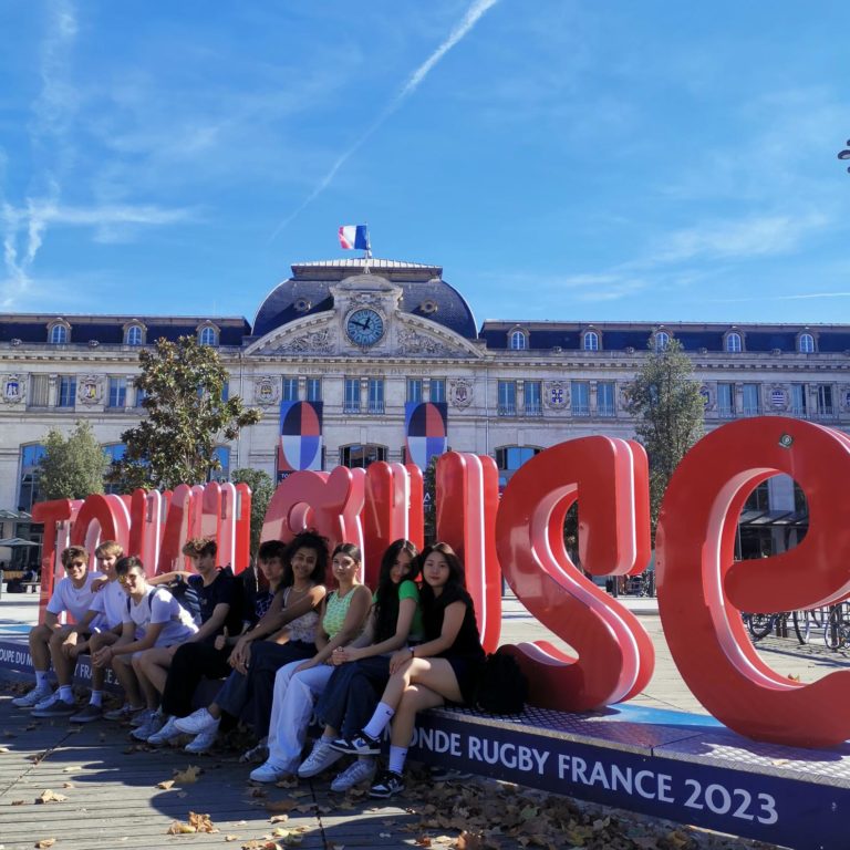 Gruppe Jugendlicher vor Schriftzug Toulouse