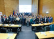 Gruppenfoto von ca. 50 Personen im Plenarsaal des Rathaus Düsseldorf