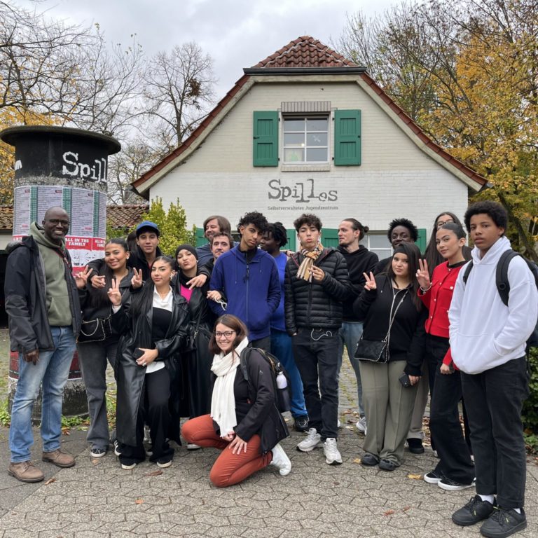 Gruppenbild der Gruppe aus Toulouse vor dem Haus Spilles