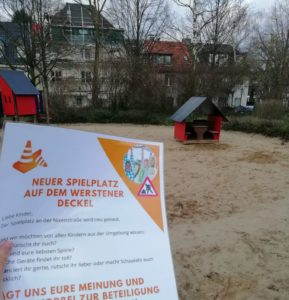bild des Flyers mit infos zur Beteiligung im Februar 2024. Im Hintergrund sieht man die in die Jahre gekommen Spielhäuschen auf dem Spielplatz.