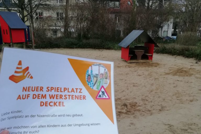 bild des Flyers mit infos zur Beteiligung im Februar 2024. Im Hintergrund sieht man die in die Jahre gekommen Spielhäuschen auf dem Spielplatz.