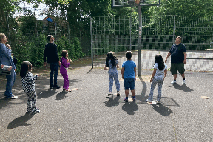 Kinder spielen Basketball auf der alten Fläche bei der Beteiligung