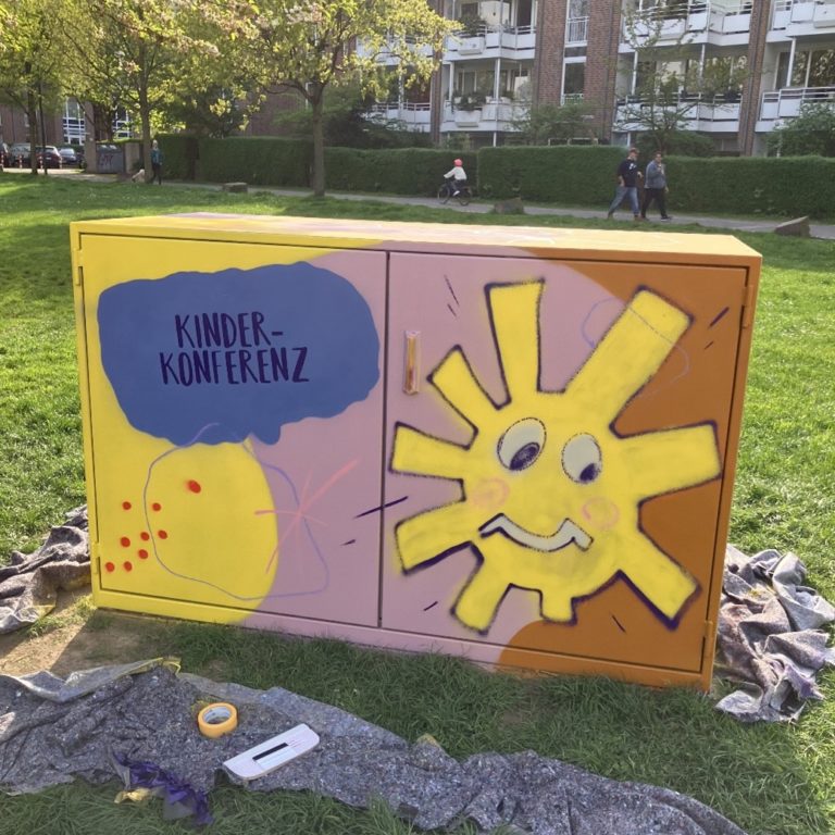 Bunt bemalter Container