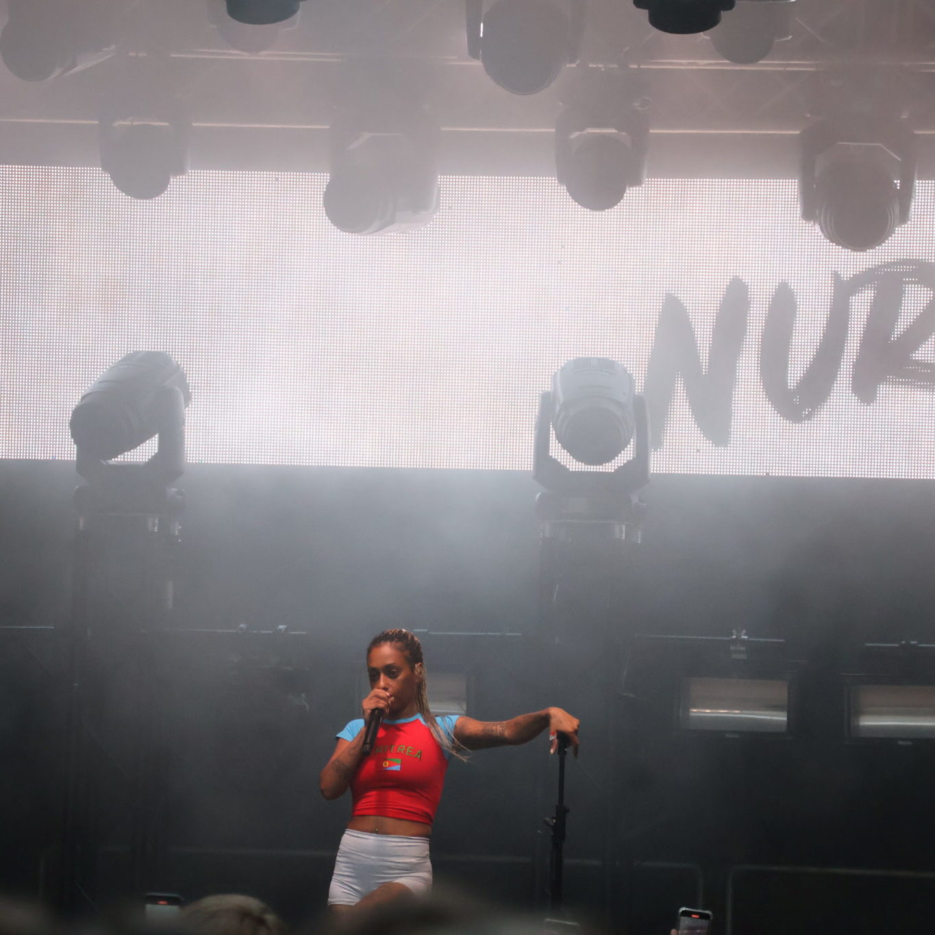 Hip-Hop Künstlerin Nura auf der Bühne