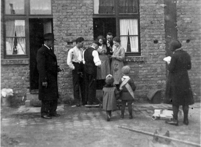 Arbeiterfamilie-auf-der-Owensstrasse-um-1935-Landesarchiv-NRW