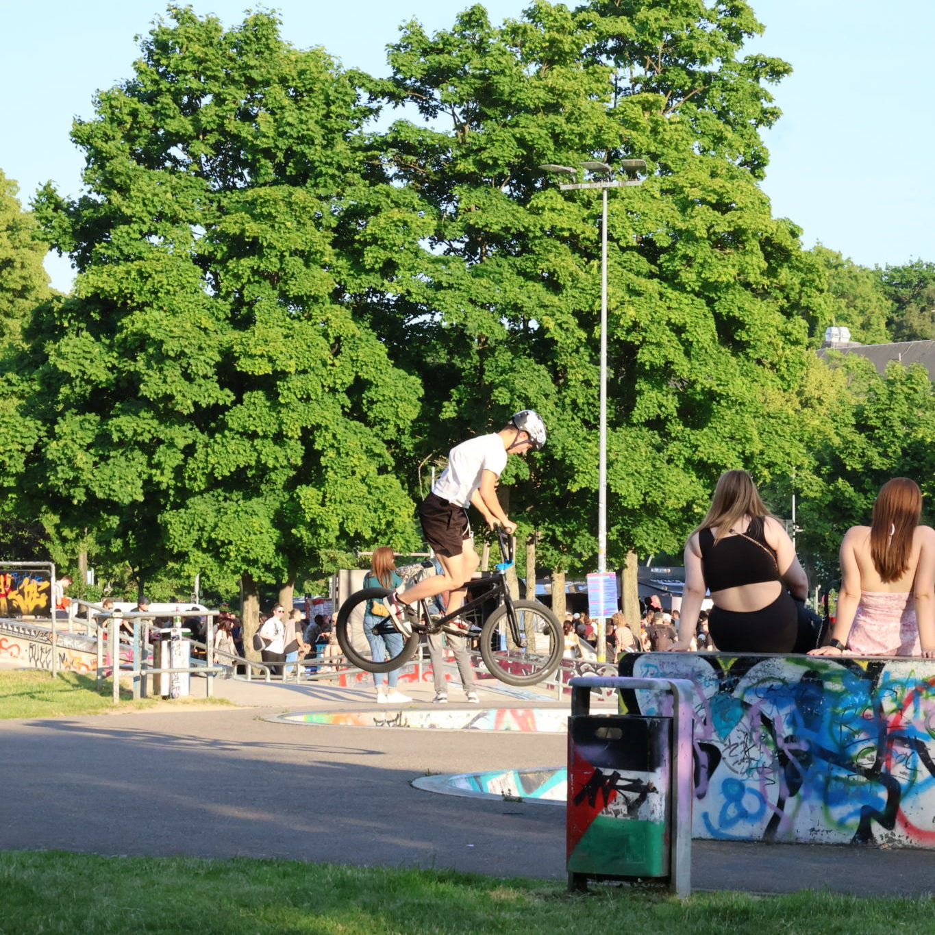 BMX-Fahrer in der Half-Pipe