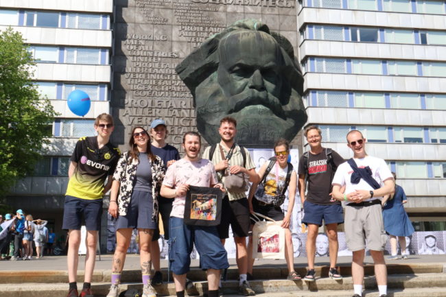 Gruppenbild vor dem Karl-Marx Kopf in Chemnitz