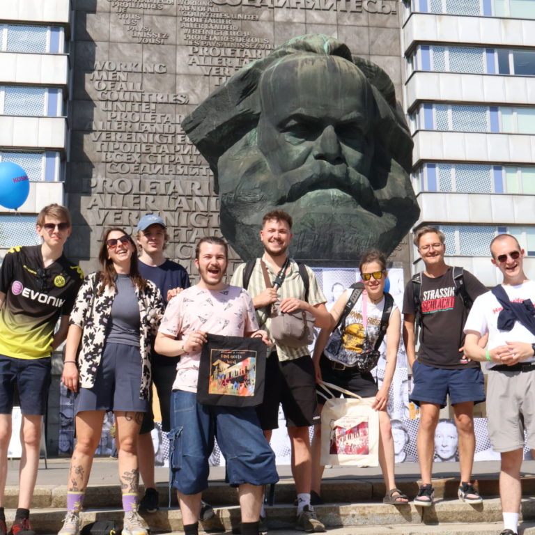Gruppenbild vor dem Karl-Marx Kopf in Chemnitz