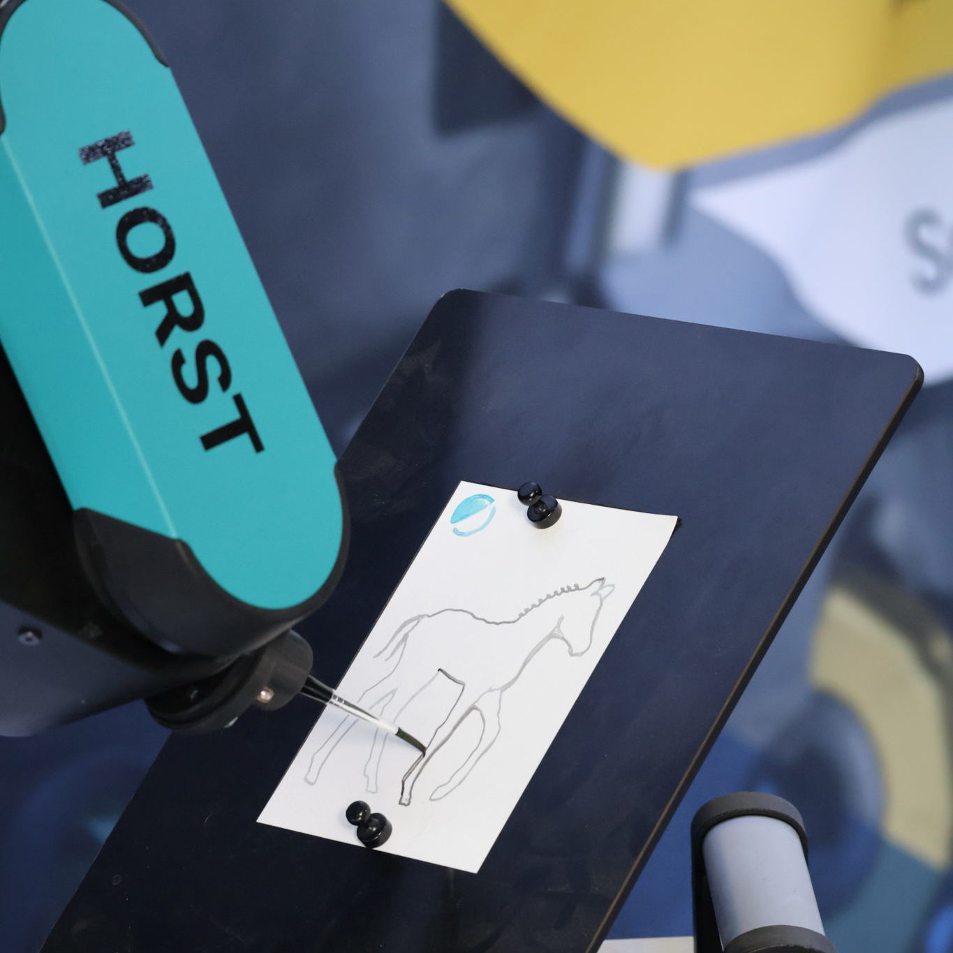 KI-gesteuerter Roboter malt ein Pferd