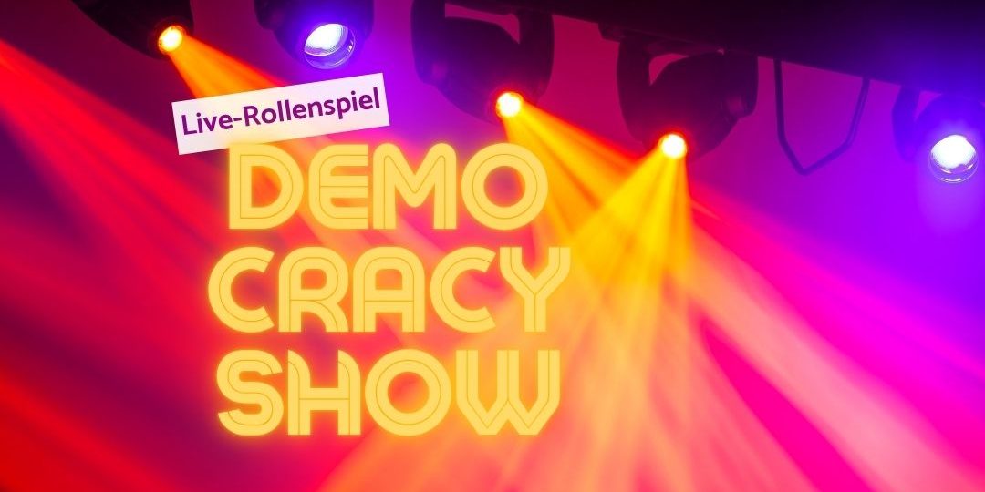 Democracy Show_Webseite_Bild (1) Bunte Scheinwerfer. Im Vordergrund steht: Live-Rollenspiel. Democracy Show.