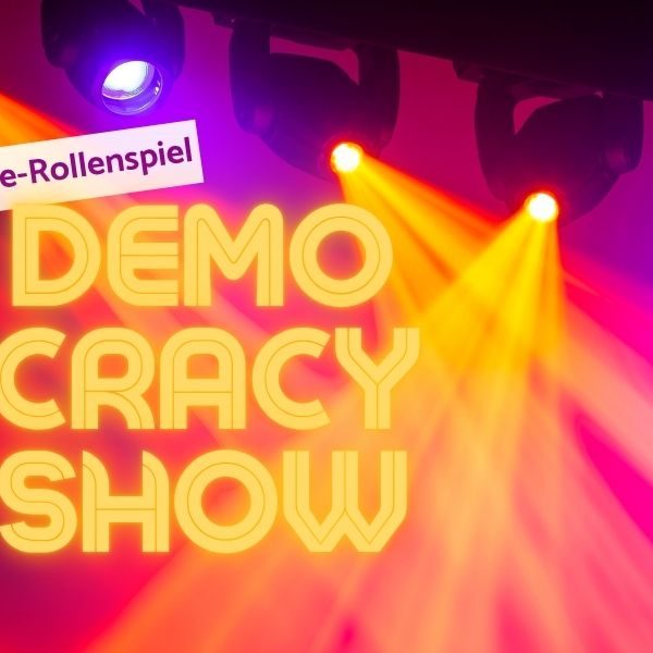 Bunte Scheinwerfer. Im Vordergrund steht: Live-Rollenspiel. Democracy Show.