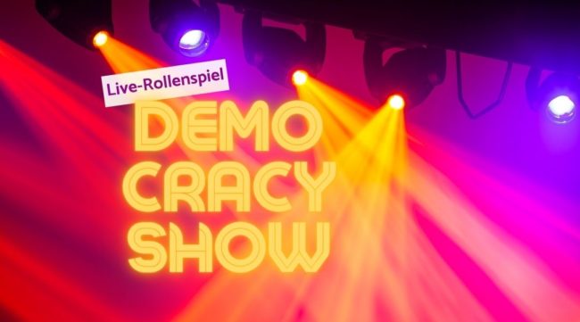 Democracy Show_Webseite_Bild (1) Bunte Scheinwerfer. Im Vordergrund steht: Live-Rollenspiel. Democracy Show.