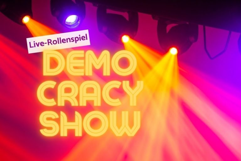 Bunte Scheinwerfer. Im Vordergrund steht: Live-Rollenspiel. Democracy Show.